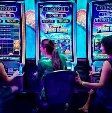 Tampilan layar permainan Texas Hold'em Bonus dengan kartu komunitas dan opsi taruhan di platform lunatogel com